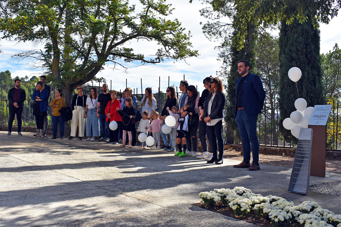 Imatge de l'acte d'inauguració del nou espai de dol en record dels nadons morts, al Cementiri Municipal.