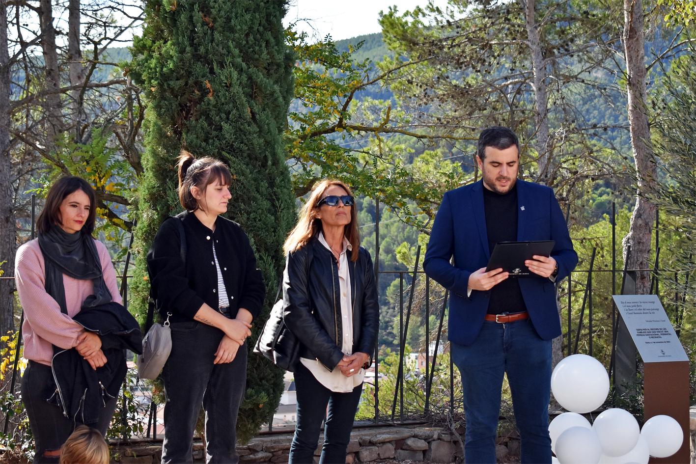 L'alcalde Albert Coberó parla durant l'acte d'inauguració del nou espai de dol en record dels nadons morts, al Cementiri Municipal, al costat de les regidores Olga Tena, Montserrat Albacete i Esther Cabezos.