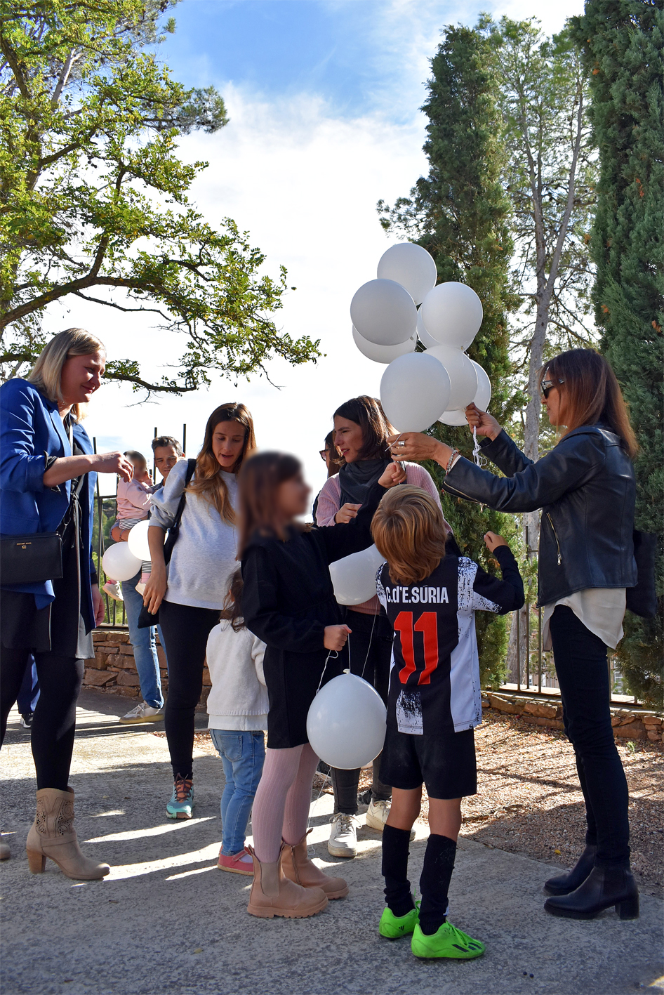 Enlairament dels globus durant l'acte d'inauguració del nou espai de dol en record dels nadons morts, al Cementiri Municipal.
