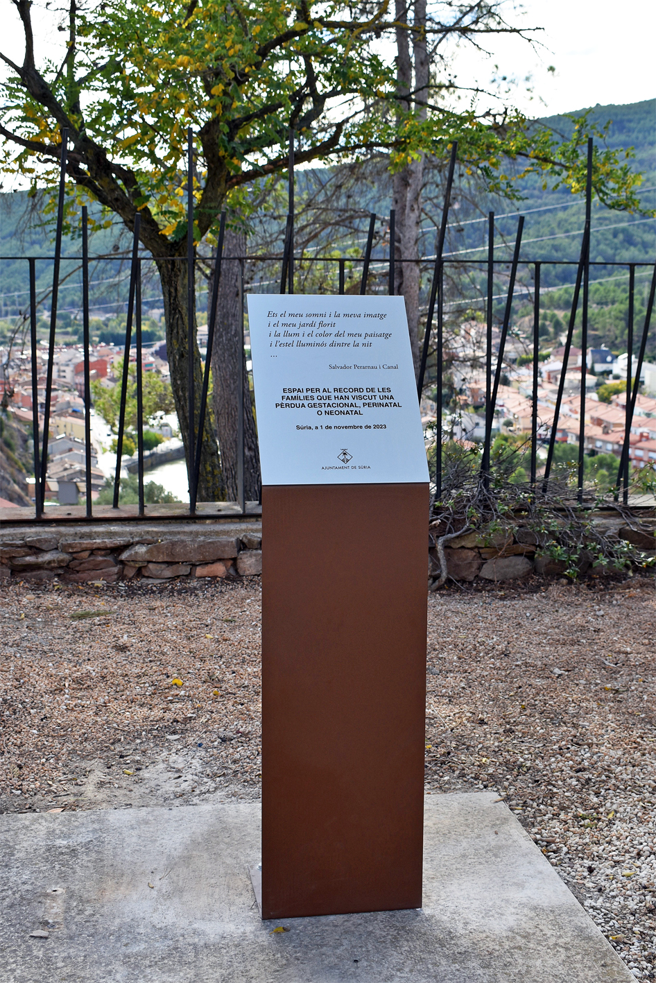 Placa del nou espai de dol en record dels nadons morts, al Cementiri Municipal, amb versos del poeta surienc Salvador Perarnau.