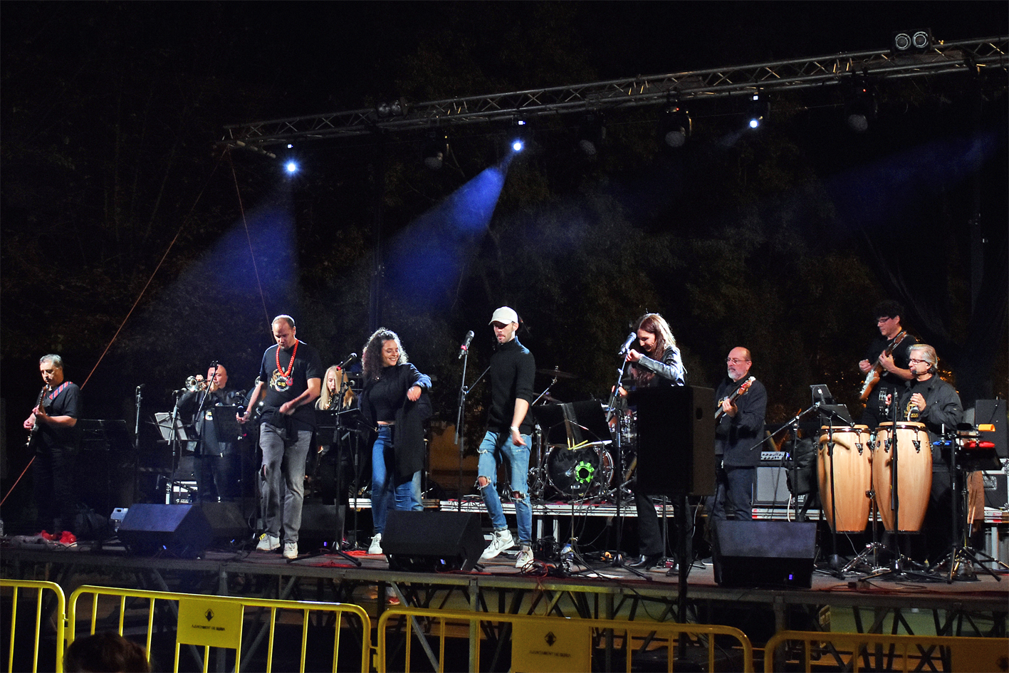 Actuació musical de l'Octoberfest-Festa de la Tardor a la plaça de Sant Joan.