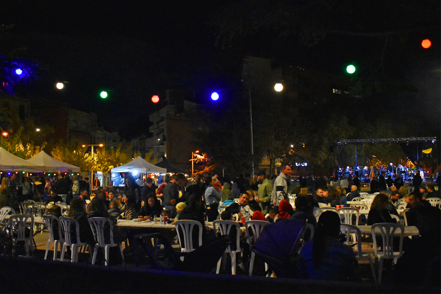 Ambient de l'Octoberfest-Festa de la Tardor a la plaça de Sant Joan.