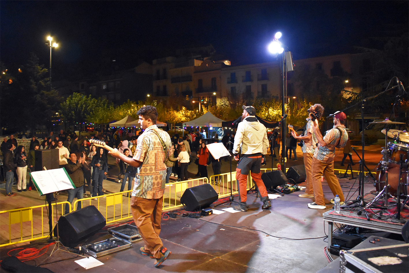 Actuació musical de l'Octoberfest-Festa de la Tardor a la plaça de Sant Joan.