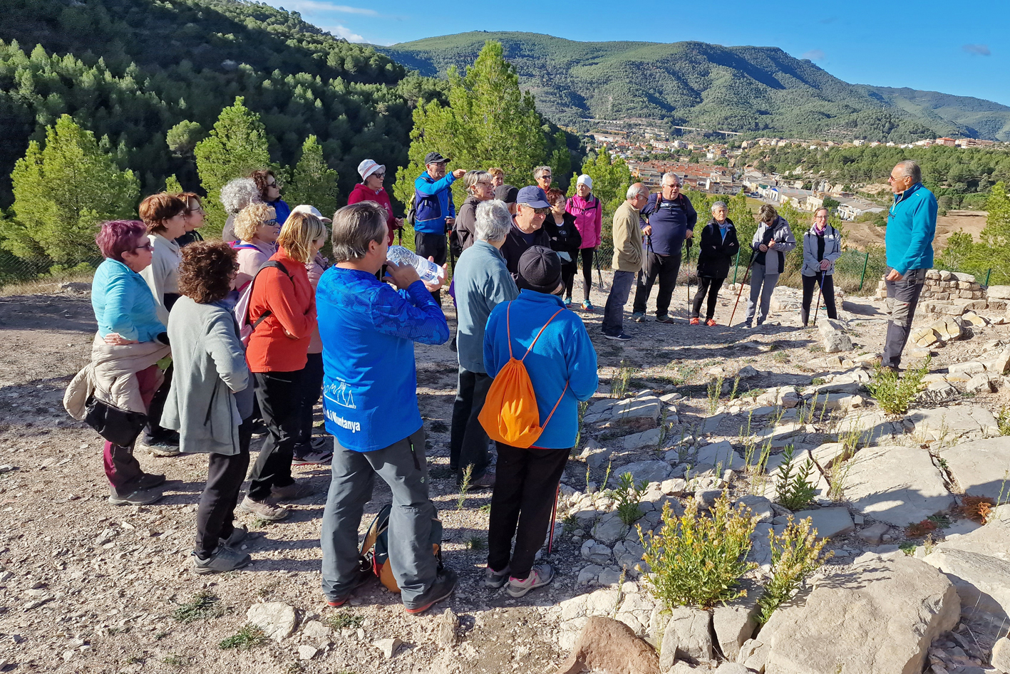Curs 2023-24 - Caminada a les Guixeres, dins de la Setmana de la Gent Gran i de la 2a ediciÃ³ de l'Escola de Salut de SÃºria. Foto: Centre Excursionista.