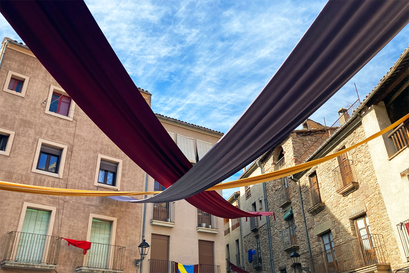 Domassos a la plaça Major del Poble Vell, dins els preparatius de la 20a Fira Medieval d'Oficis de Súria.