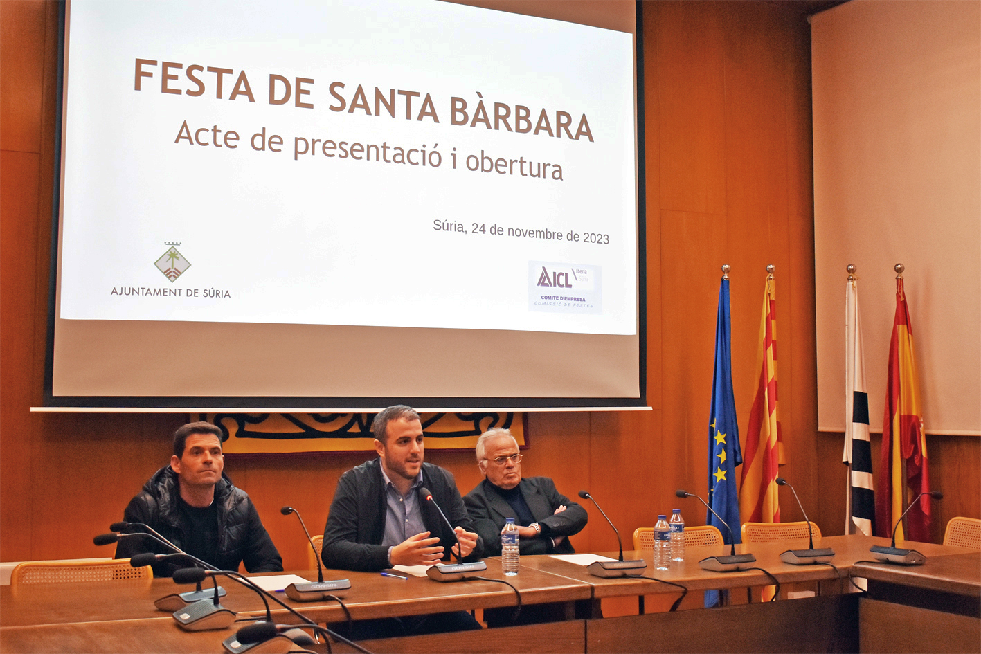 L'alcalde Albert Coberó parla durant l'acte d'obertura de la Festa de Santa Bàrbara, al costat del president del comitè d'empresa d'ICL Súria, David Sibila, i del ponent d'enguany, Demetri Domínguez.
