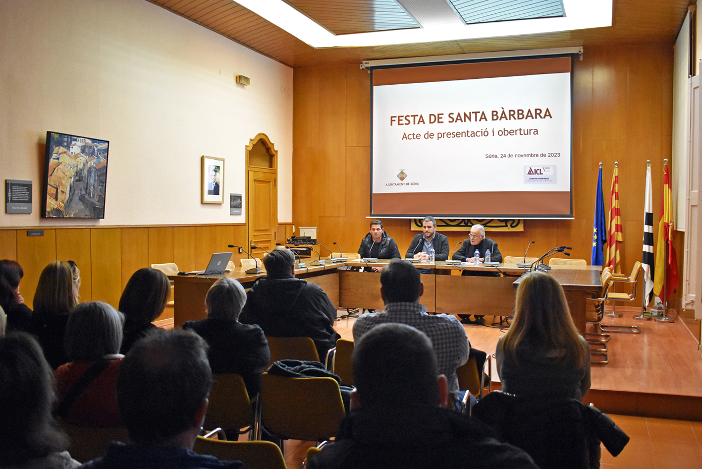 El president del comitè d'empresa d'ICL Súria, David Sibila, parla durant l'acte d'obertura de la Festa de Santa Bàrbara, al costat de l'alcalde Albert Coberó i del ponent d'enguany, Demetri Domínguez.
