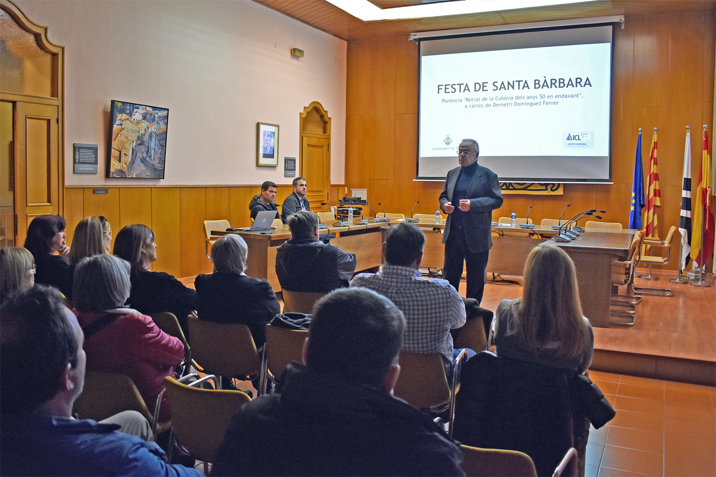 El ponent Demetri Domínguez parla sobre la història de la Colònia, actual barri Santa Maria, durant l'acte d'obertura de la Festa de Santa Bàrbara.