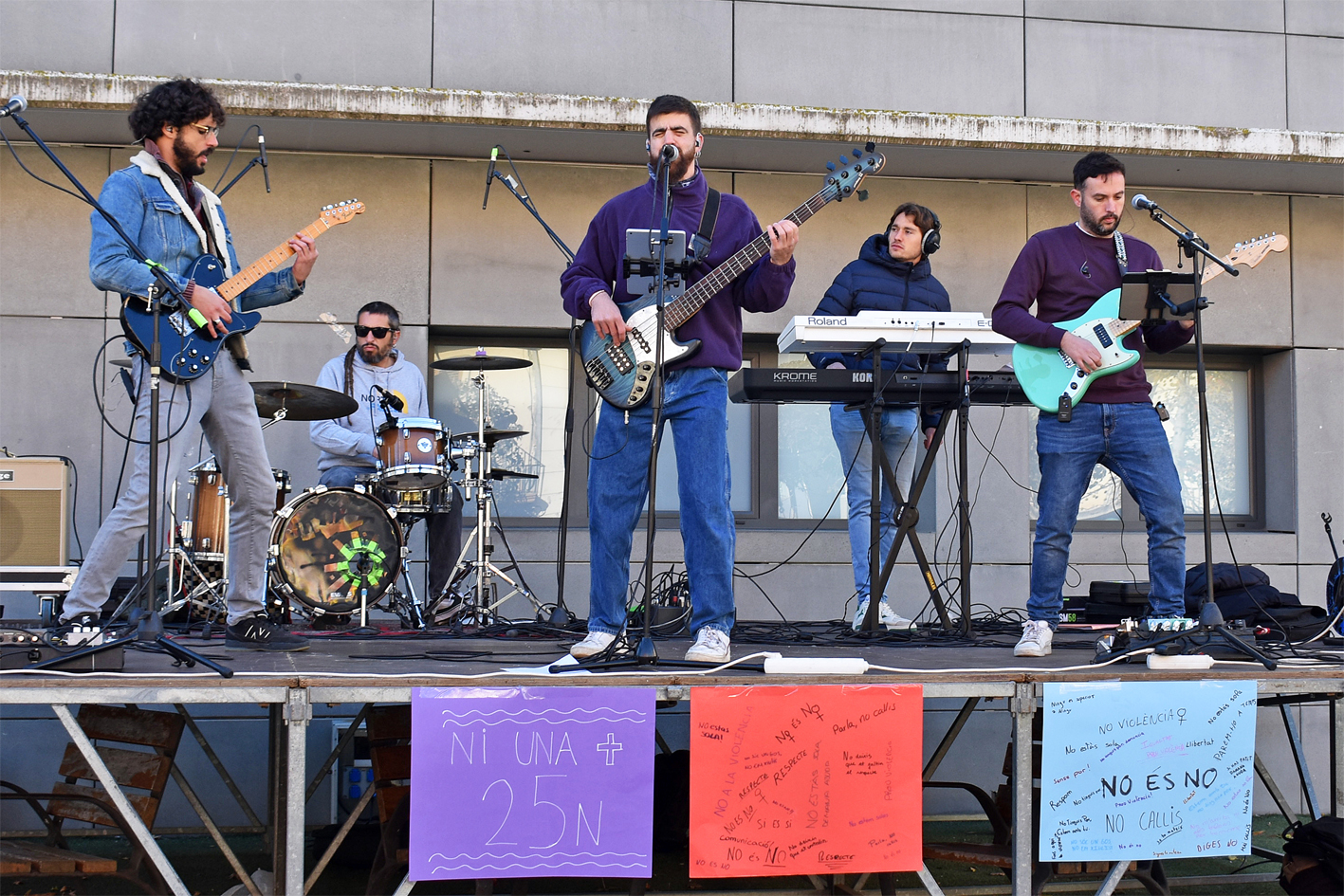 Actuació del grup musical The Paxanguers a la plaça de la Serradora, dins del programa del Dia Internacional per a l'eliminació de la violència envers les dones.