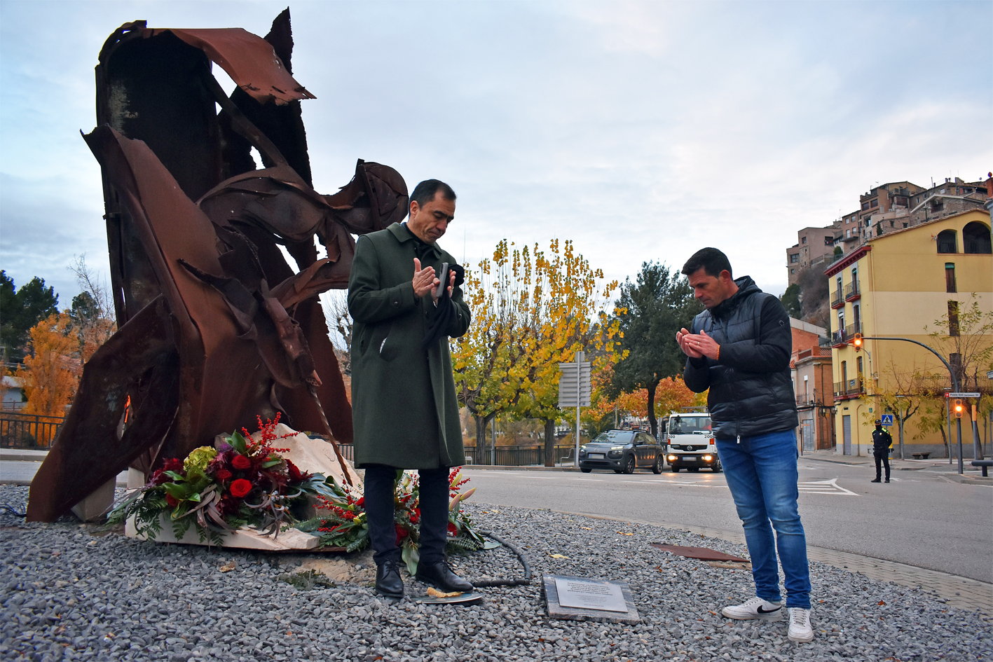 El conseller delegat d'ICL Súria, Patricio Chacana, i el president del comitè d'empresa, David Sibila, després del descobriment de la placa d'homenatge en el Monument a la Mineria, durant la Festa de Santa Bàrbara a Súria.