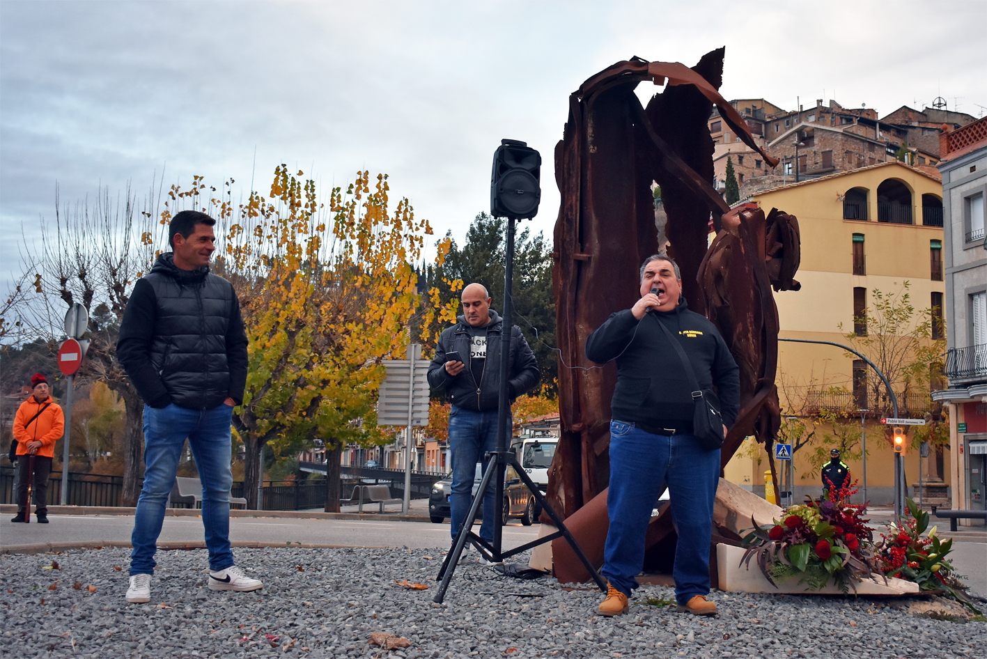 Tradicionals visques a Santa Bàrbara, a càrrec de Carlos Ramos, en l'acte d'ofrenes florals i descobriment de la placa d'homenatge en el Monument a la Mineria, durant la Festa de Santa Bàrbara a Súria.