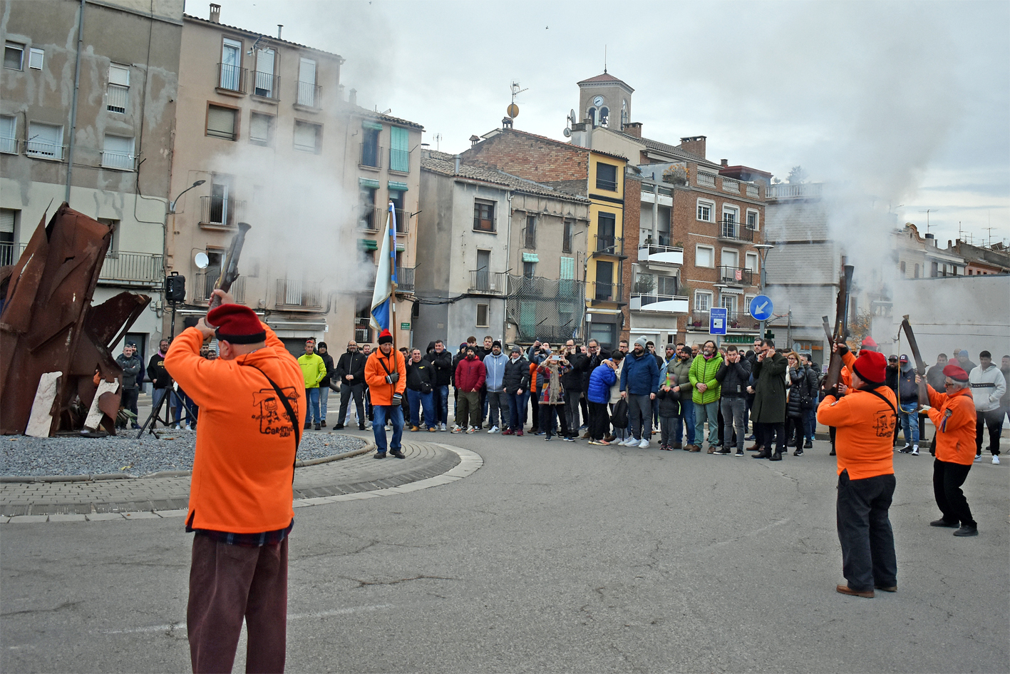 Galejada del Tro Gros en l'acte d'ofrenes florals i descobriment de la placa d'homenatge en el Monument a la Mineria, durant la Festa de Santa Bàrbara a Súria.