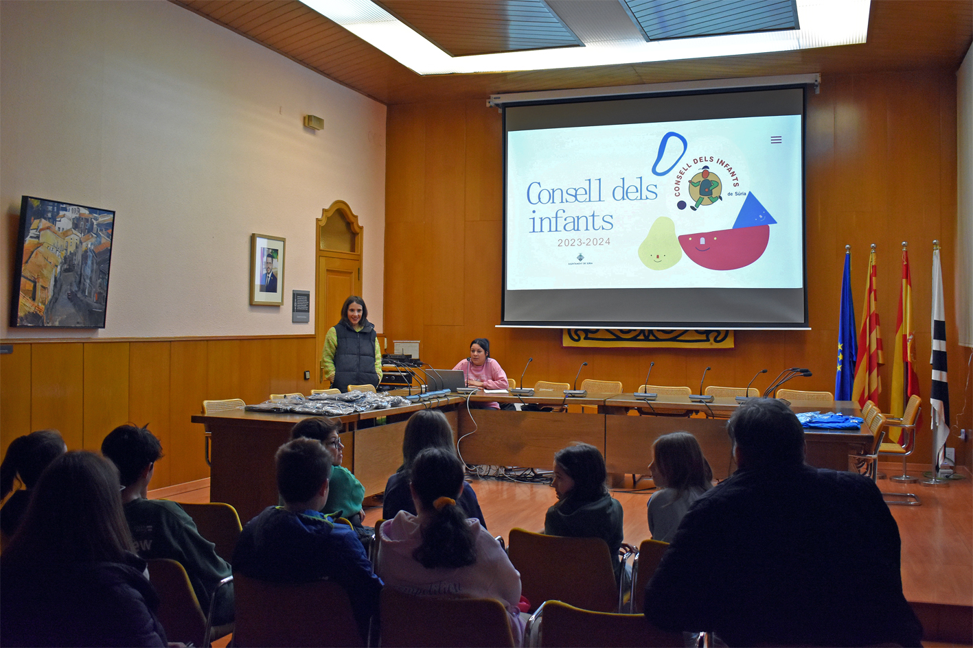Curs 2023-24 - Acte de renovaciÃ³ parcial del Consell Municipal dels Infants al salÃ³ de sessions de la Casa de la Vila, amb la regidora d'EducaciÃ³, Drets Socials i Solidaritat, Esther Cabezos, i la coordinadora del Consell, Xesca Galera.