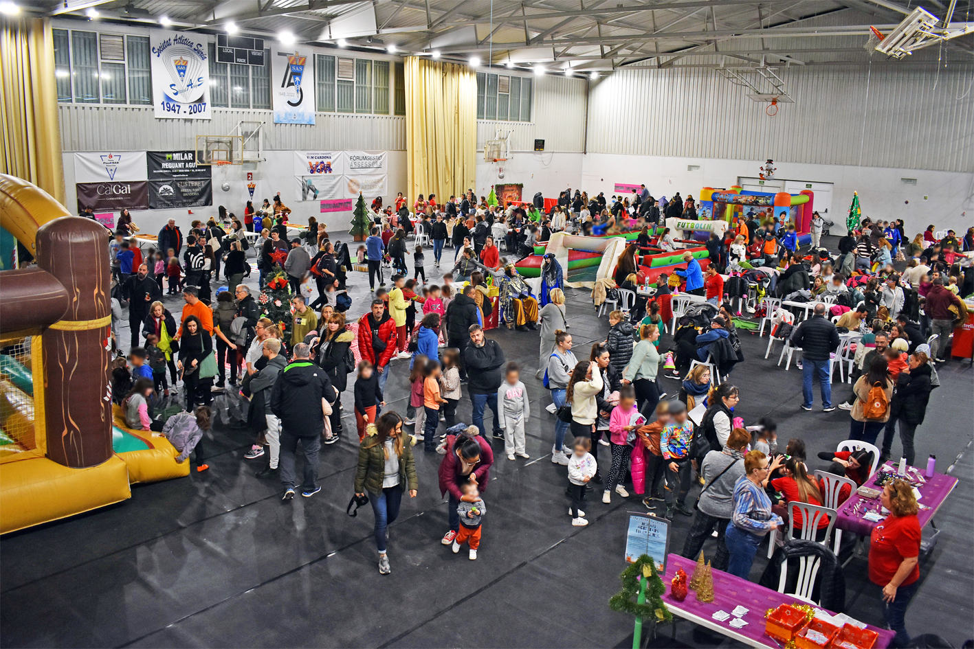 Vista general del Parc de Nadal de S&uacute;ria, al Pavell&oacute; Municipal d'Esports.