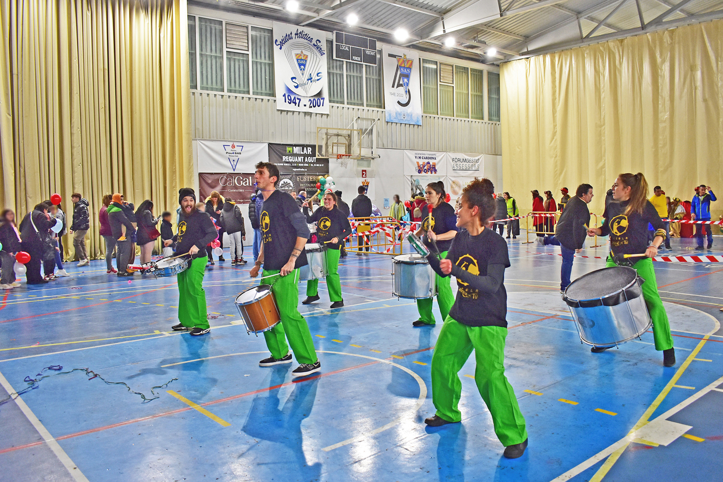 Batucada de la Cavalcada, durant la recepci&oacute; dels Reis d'Orient als infants de la vila al Pavell&oacute; Municipal d'Esports.
