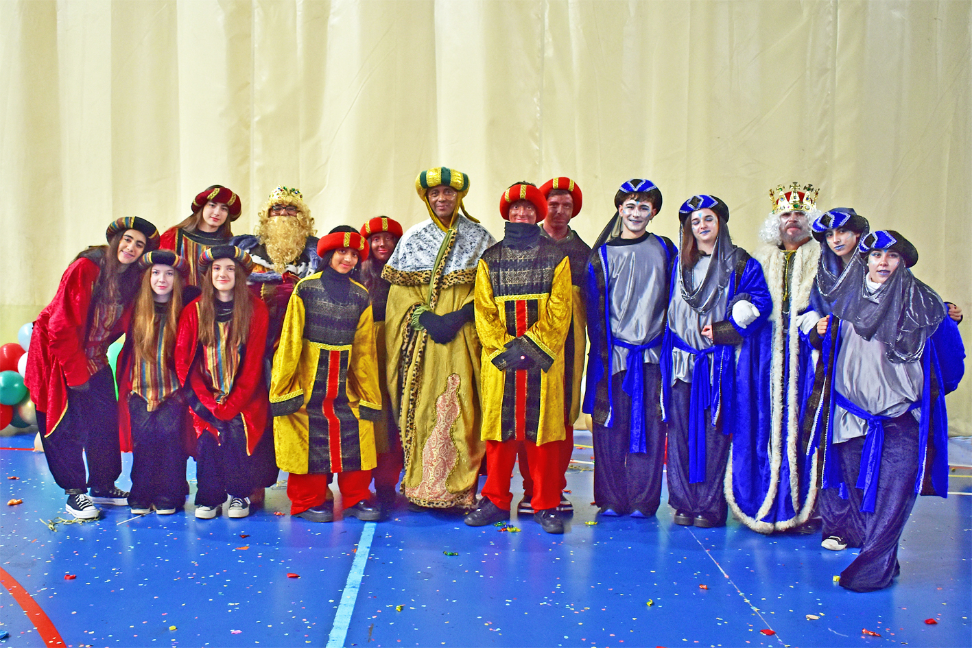 Els Reis d'Orient i els seus patges, despr&eacute;s de la recepci&oacute; als infants de la vila al Pavell&oacute; Municipal d'Esports.