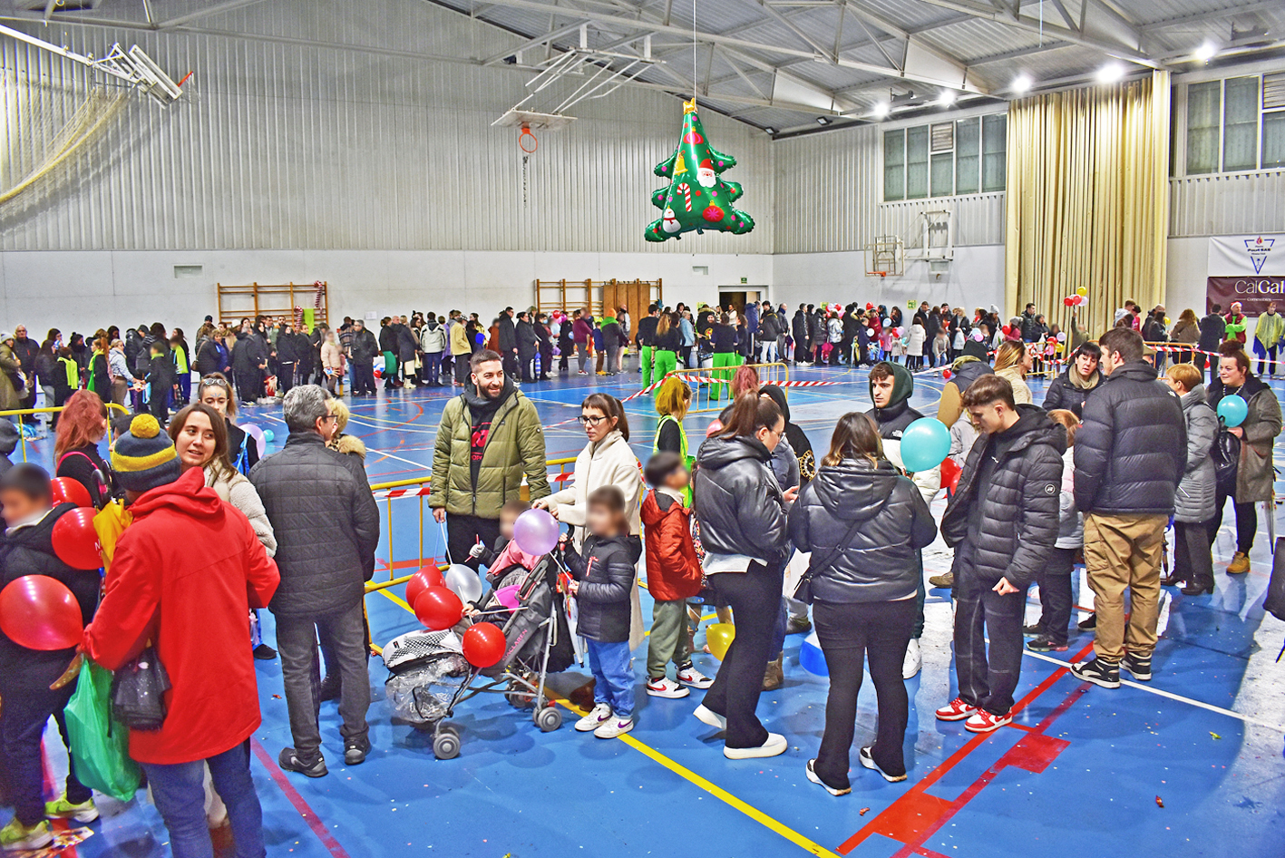 Circuit de visita al PavellÃ³ Municipal d'Esports durant la recepciÃ³ dels Reis d'Orient als infants de la vila.
