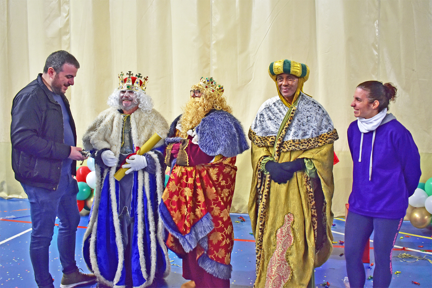 L'alcalde Albert Cober&oacute; lliura les claus de les llars de la vila als Reis d'Orient, al costat de la regidora de Festes, Alba Mart&iacute;nez.