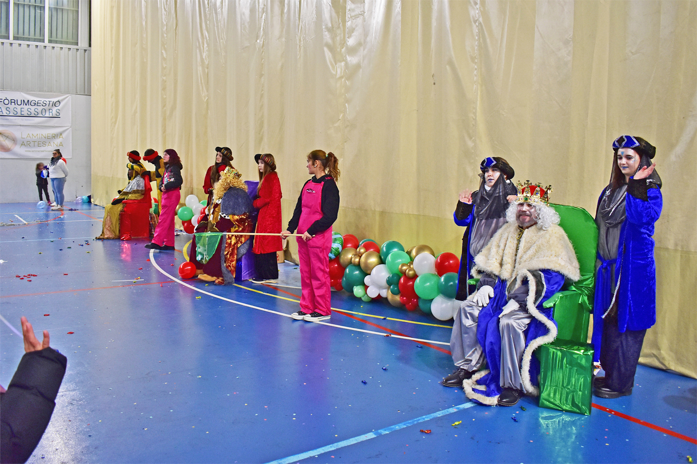 Imatge de la recepciÃ³ dels Reis d'Orient als infants de la vila al PavellÃ³ Municipal d'Esports.