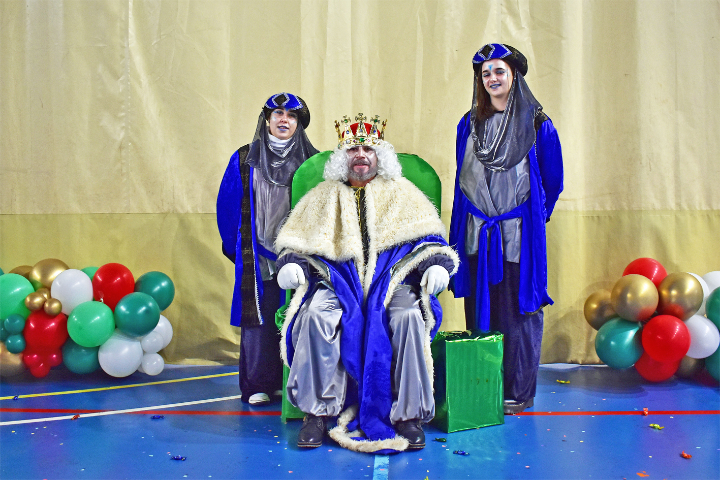 El rei Melcior, durant la recepciÃ³ dels Reis d'Orient als infants de la vila al PavellÃ³ Municipal d'Esports.