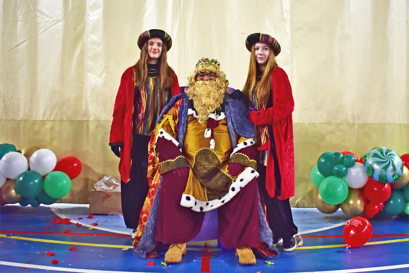 El rei Gaspar, durant la recepci&oacute; dels Reis d'Orient als infants de la vila al Pavell&oacute; Municipal d'Esports.