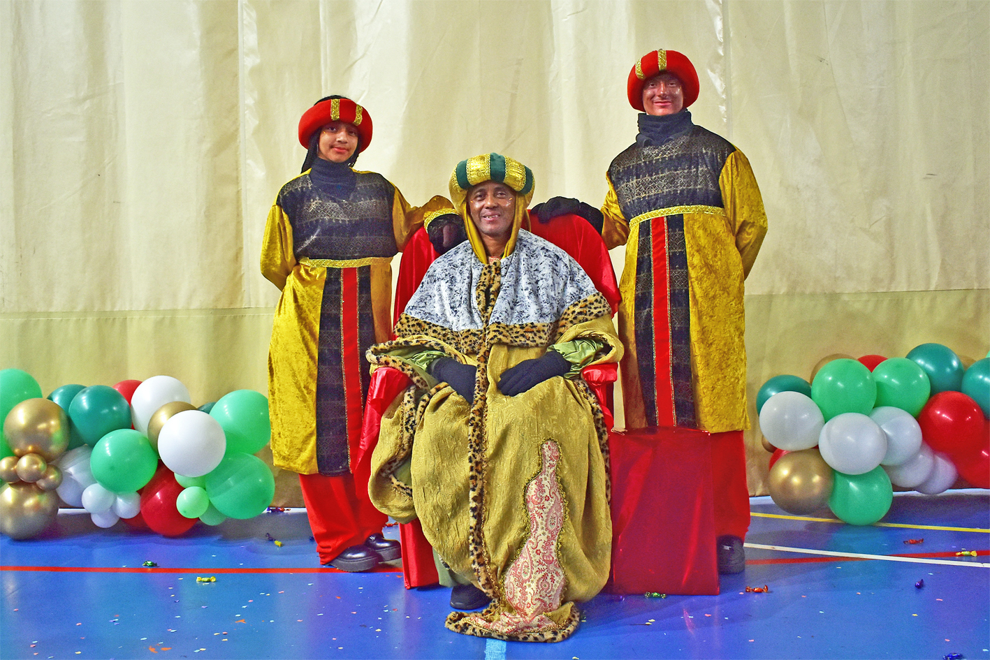 El rei Baltasar, durant la recepci&oacute; dels Reis d'Orient als infants de la vila al Pavell&oacute; Municipal d'Esports.