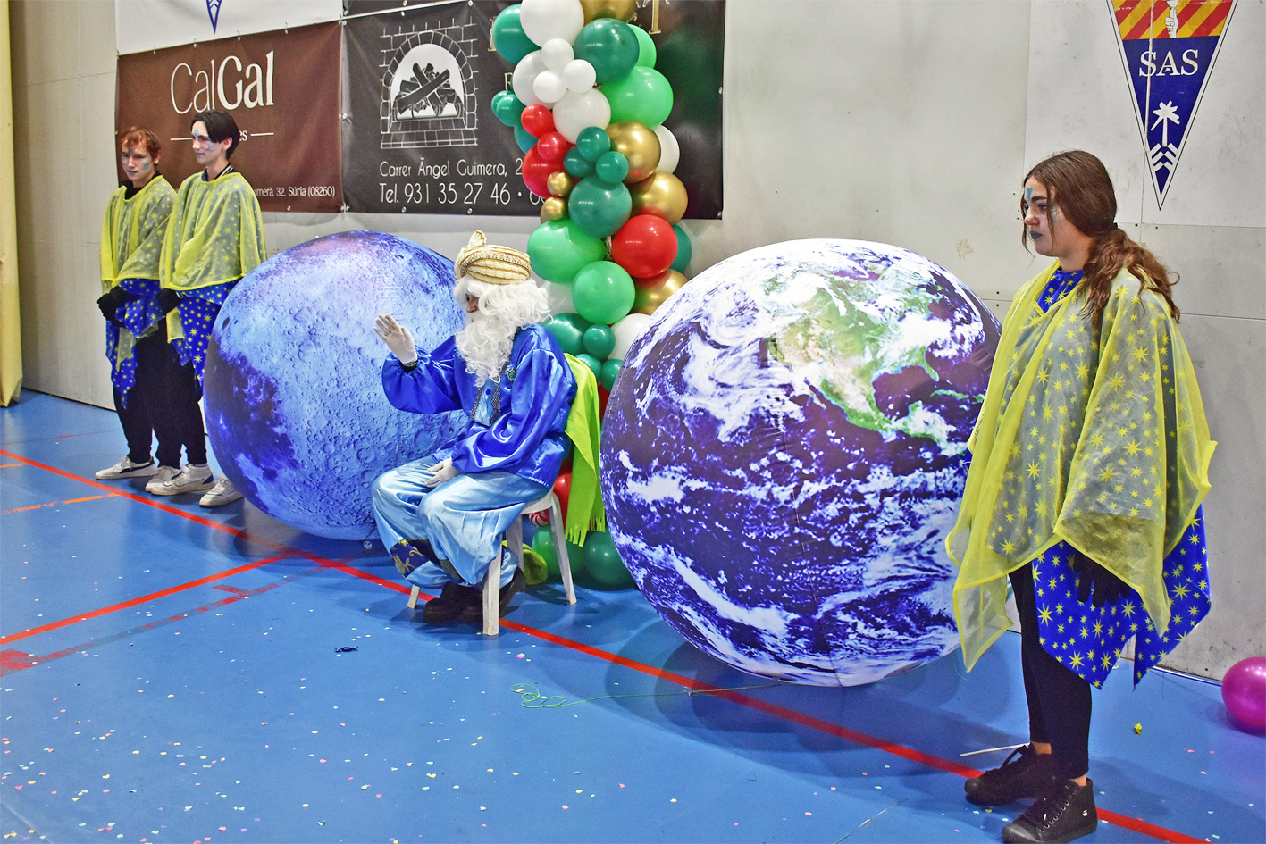 Personatges de la Cavalcada, durant la recepci&oacute; dels Reis d'Orient als infants de la vila al Pavell&oacute; Municipal d'Esports.