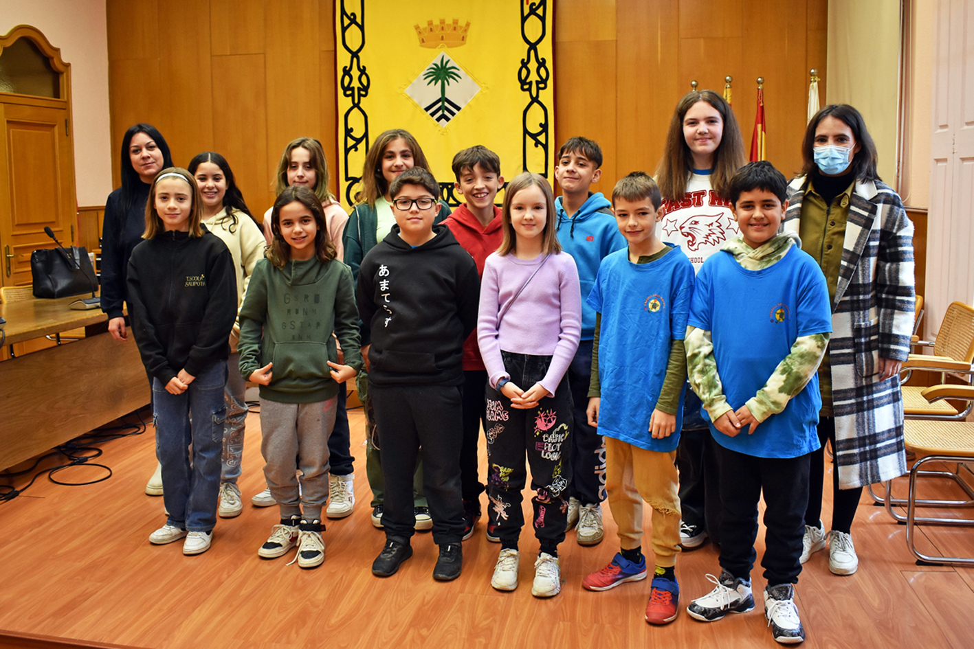 Curs 2023-24 - Foto de grup dels membres del Consell Municipal dels Infants, amb la regidora d'EducaciÃ³, Drets Socials i Solidaritat, Esther Cabezos, i la coordinadora del Consell, Xesca Galera.