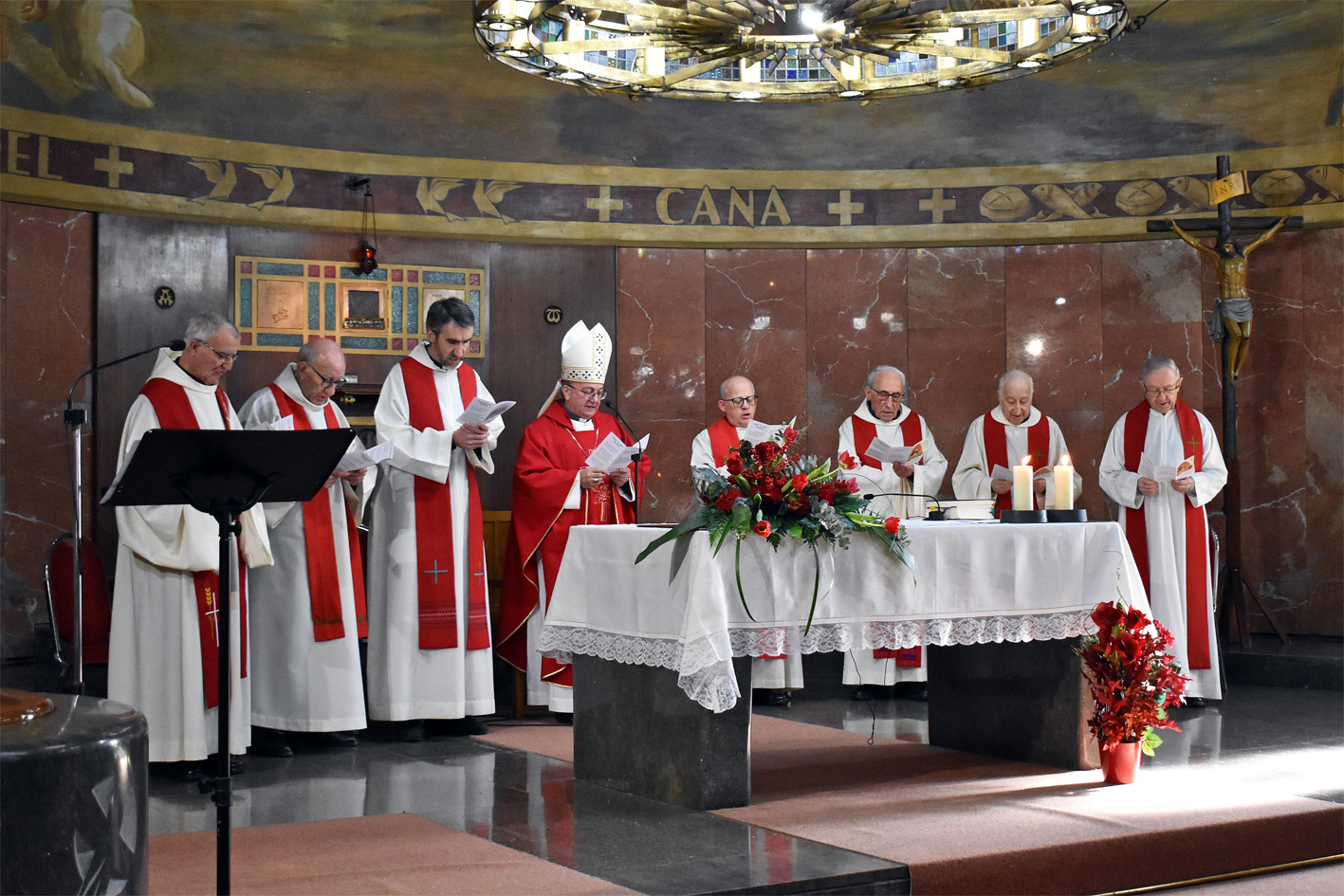 El bisbe de Solsona, Francesc Conesa, i capellans concelebrants durant la missa de renovaciÃ³ del Vot de Poble a Sant SebastiÃ .