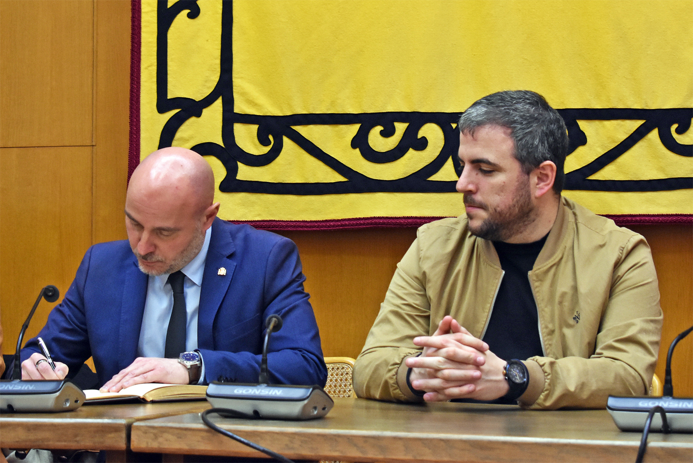 El delegat del Govern d'Espanya a Catalunya, Carlos Prieto, signa en el Llibre d'Honor de la vila, al costat de l'alcalde Albert Coberó.