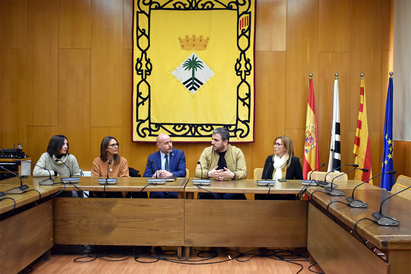 L'alcalde Albert Coberó parla durant la recepció institucional al delegat del Govern d'Espanya a Catalunya, Carlos Prieto, al saló de sessions de la Casa de la Vila.