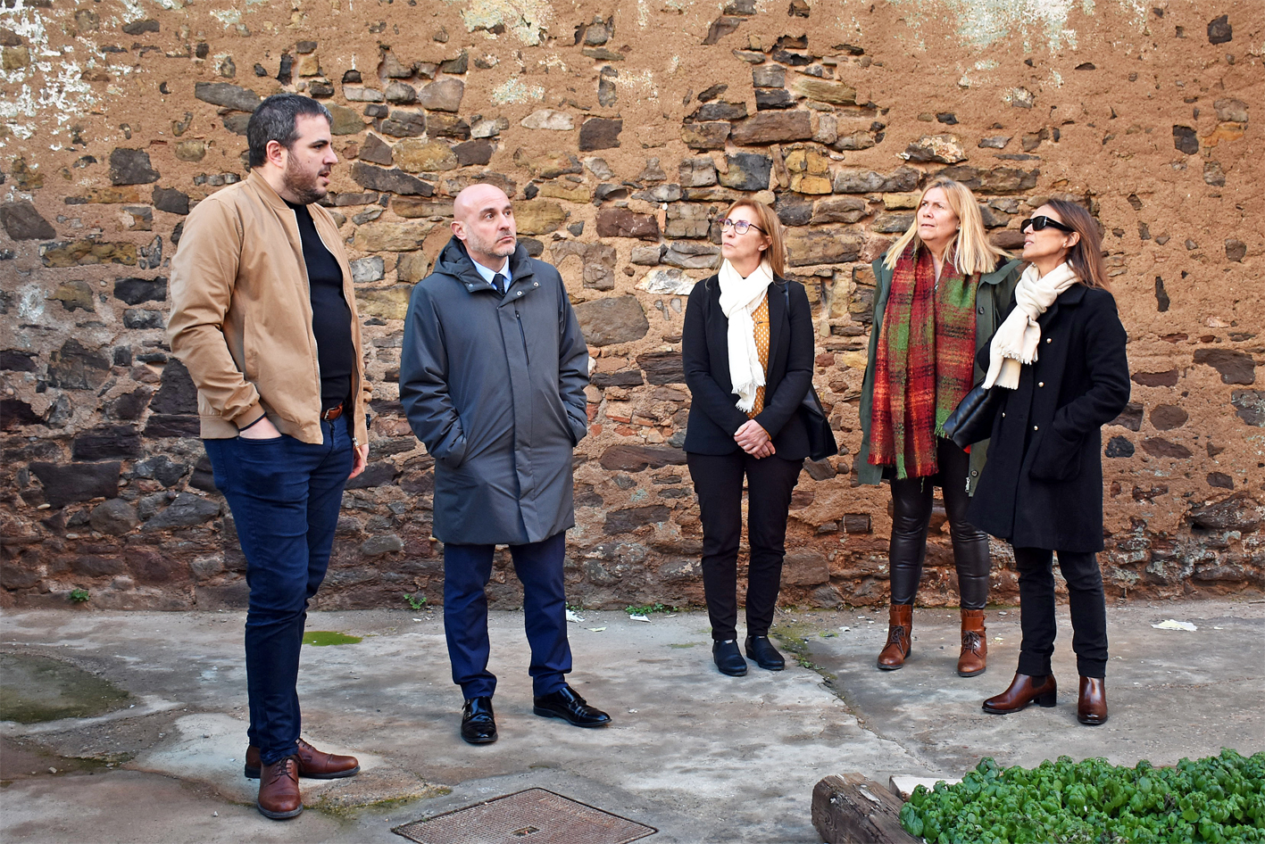 Imatge de la visita encapçalada pel delegat del Govern d'Espanya a Catalunya, Carlos Prieto, i l'alcalde Albert Coberó, a l'espai de Cal Pau, futura ubicació del SAIAR.