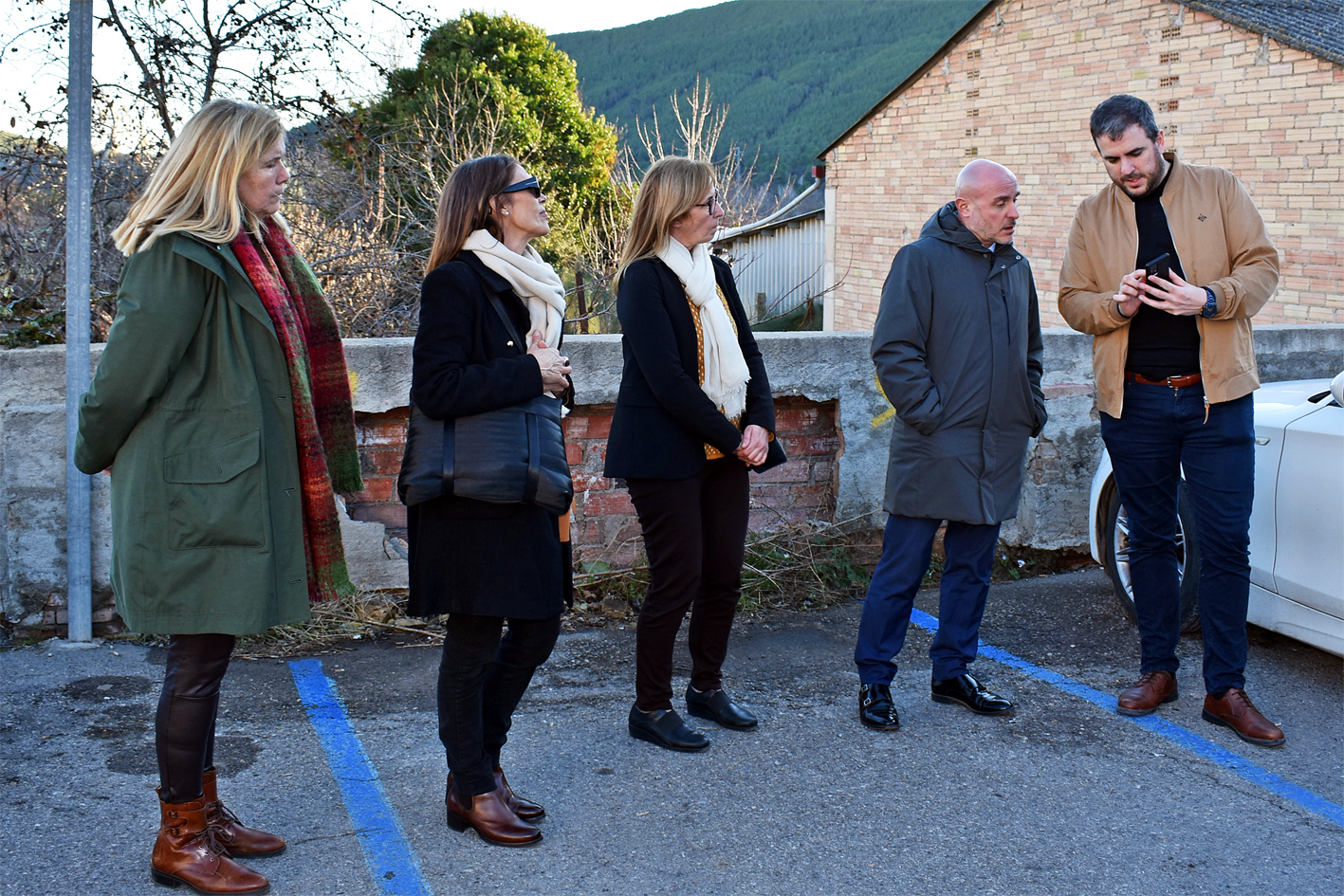 Imatge de la visita encapçalada pel delegat del Govern d'Espanya a Catalunya, Carlos Prieto, i l'alcalde Albert Coberó, a l'espai del Califòrnia, futura ubicació de la Biblioteca-Centre Cultural.