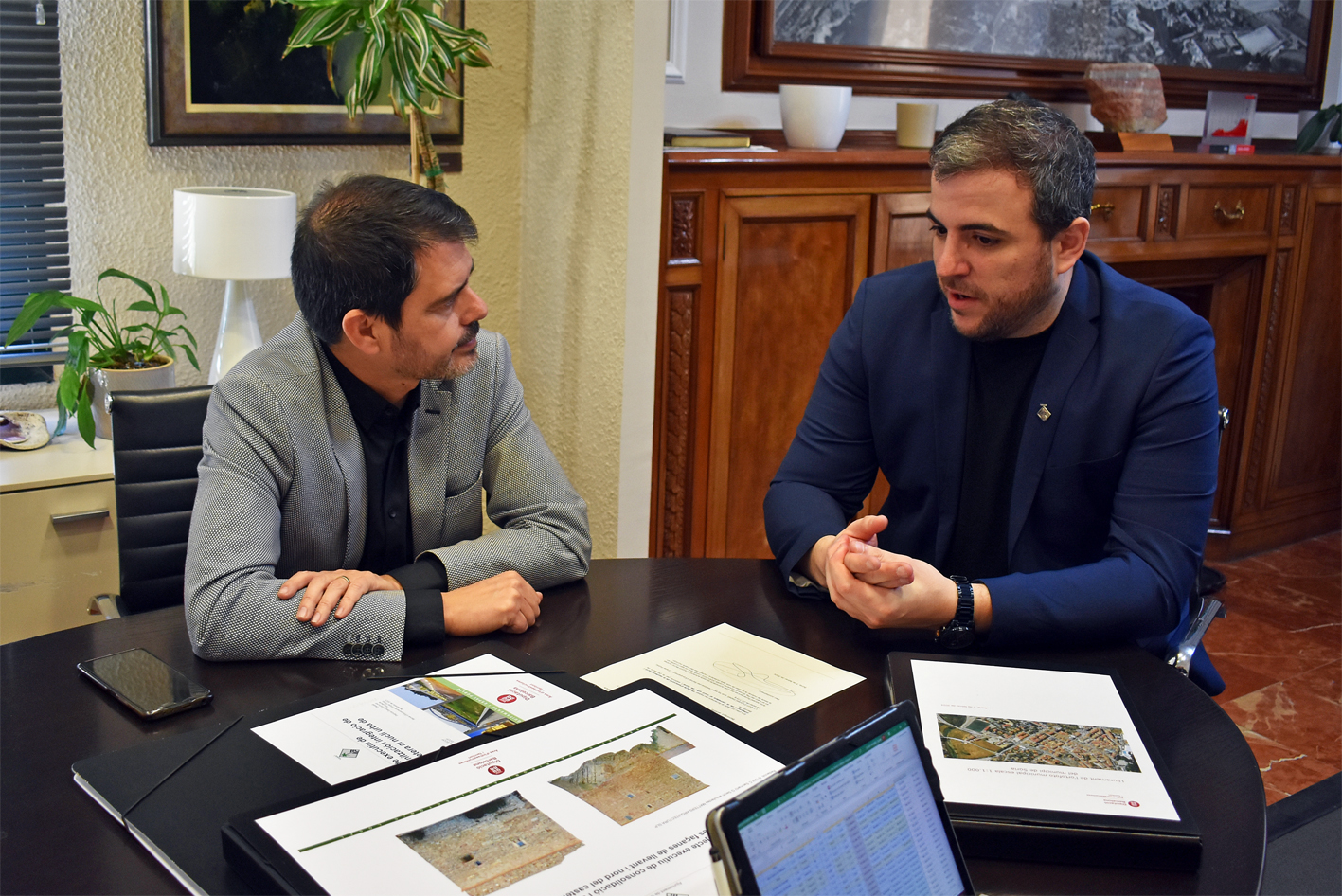L'alcalde Albert Coberó i el vicepresident quart de la Diputació, Marc Castells, durant el lliurament dels projectes a la Casa de la Vila.