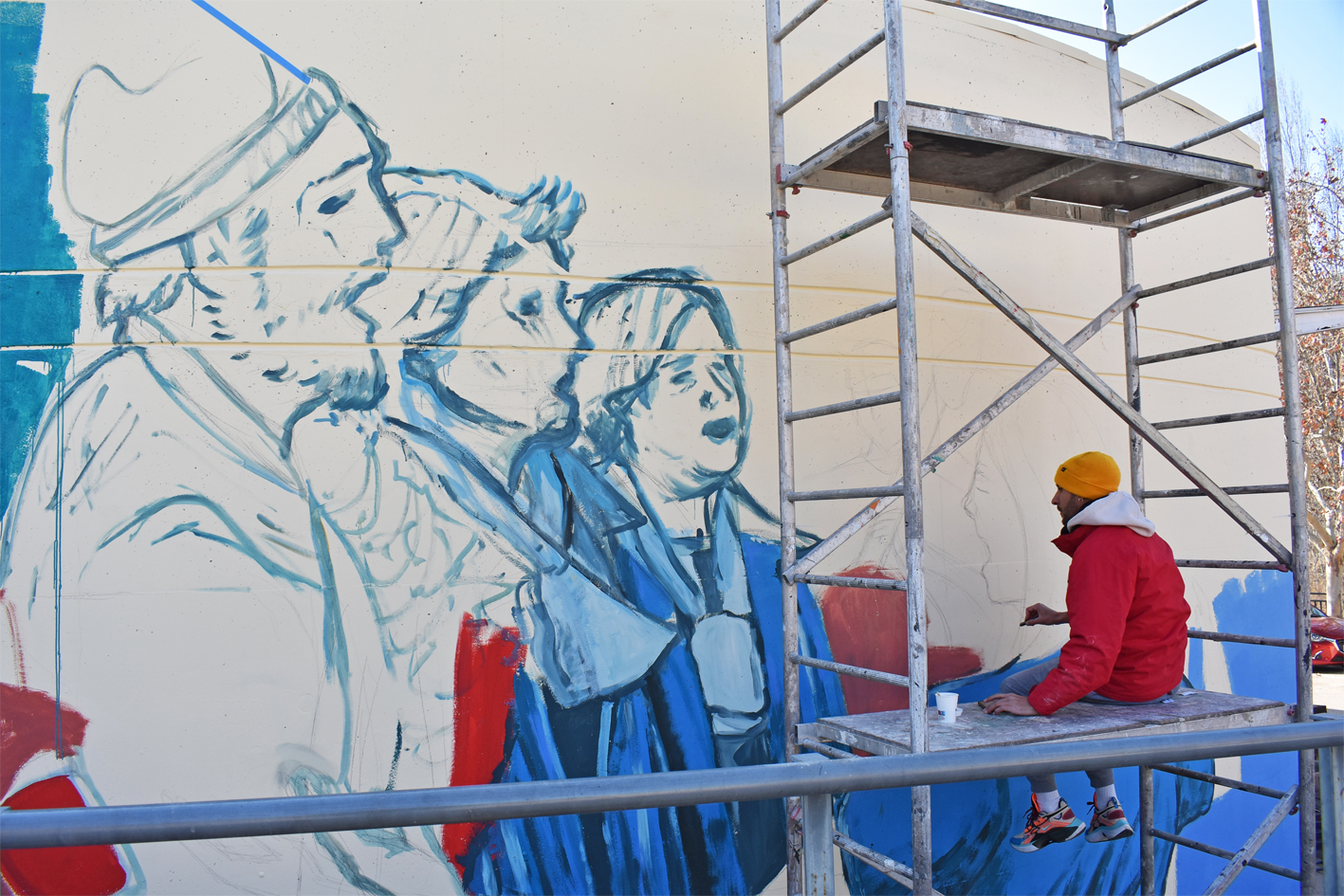 Pintat del nou mural de Caramelles en una façana de l'Estació d'Autobusos.