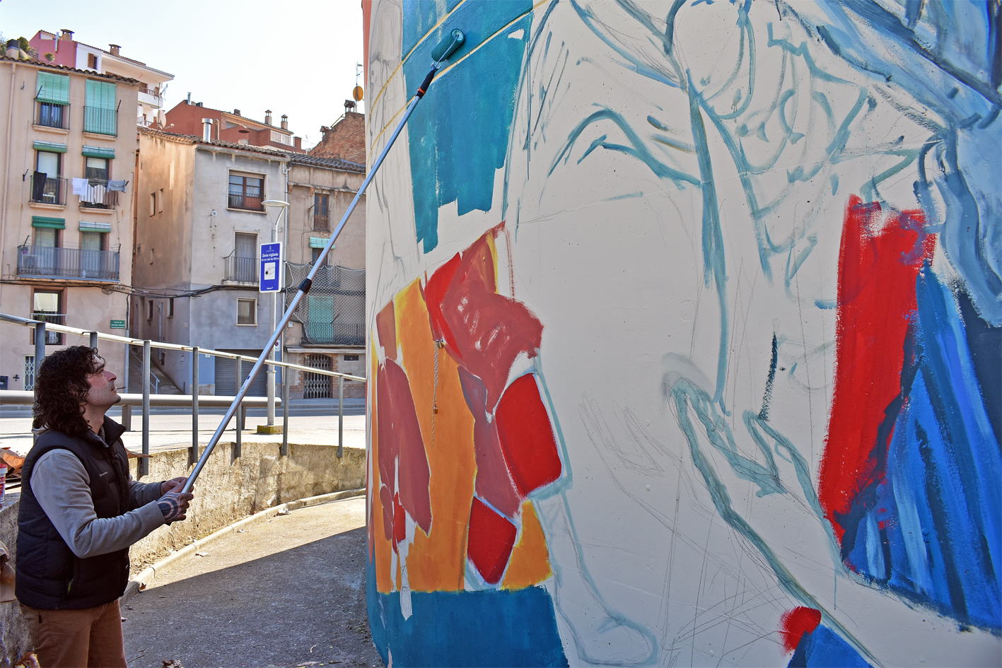 Pintat del nou mural de Caramelles en una faÃ§ana de lâ€™EstaciÃ³ dâ€™Autobusos.