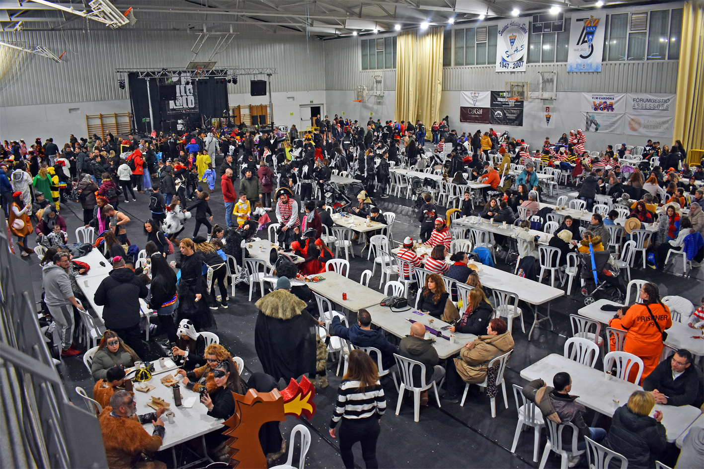 Inici del sopar del Carnestoltes de SÃºria 2024, al PavellÃ³ Municipal dâ€™Esports.