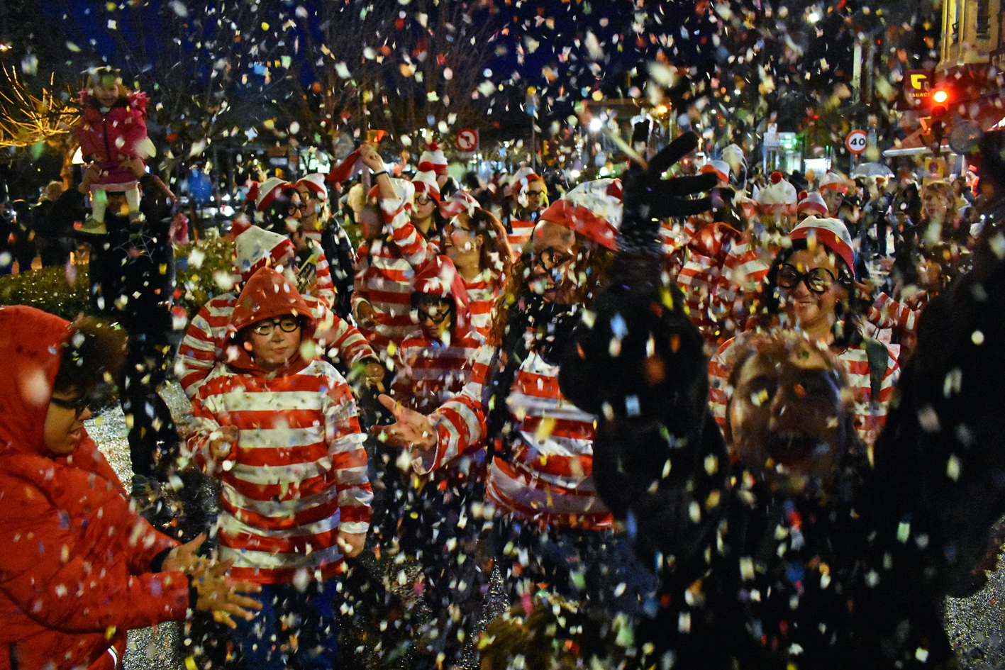 Pluja de confeti durant la rua del Carnestoltes de SÃºria 2024.