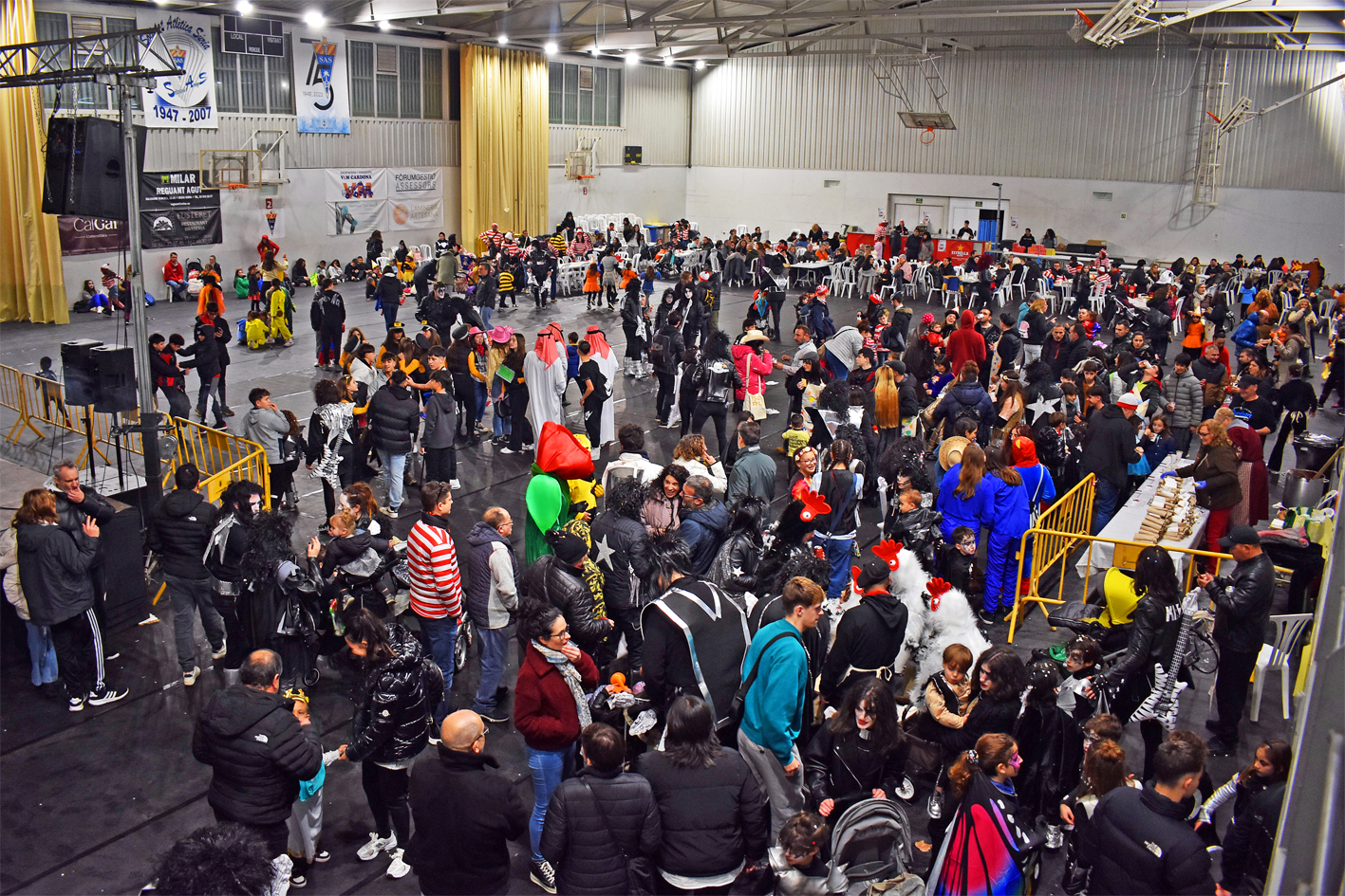 Arribada de les comparses del Carnestoltes de SÃºria 2024 al PavellÃ³ Municipal dâ€™Esports, desprÃ©s de la rua.