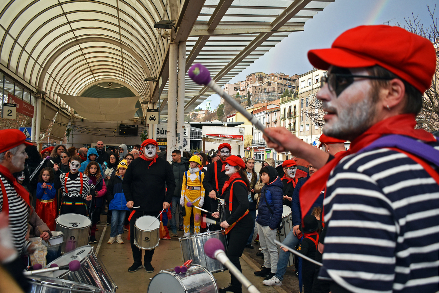 ActuaciÃ³ de Batukada ShangÃ³ a lâ€™EstaciÃ³ dâ€™Autobusos durant la pluja, abans de la sortida de la rua del Carnestoltes de SÃºria 2024.