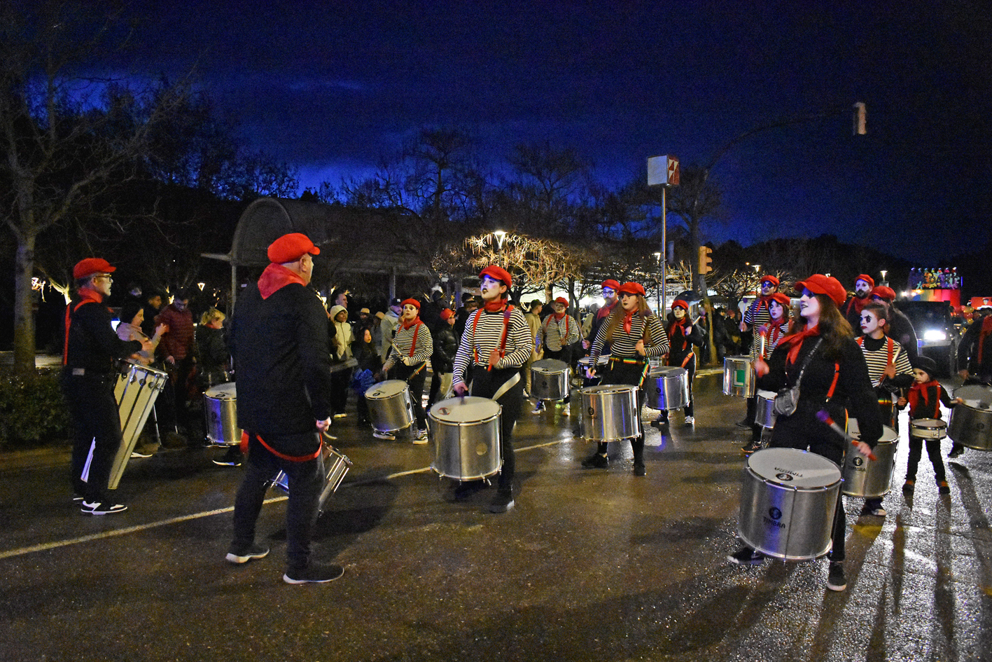 ActuaciÃ³ de Batukada ShangÃ³ durant la rua del Carnestoltes de SÃºria 2024.