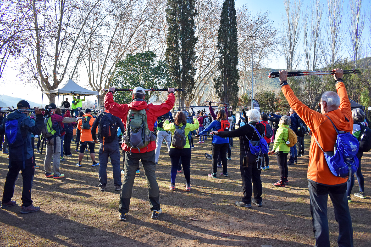 Sessió de formació i escalfament, prèvia a la sortida de la 1a Marxa Nòrdica Vila de Súria, al Parc Municipal Macary i Viader.