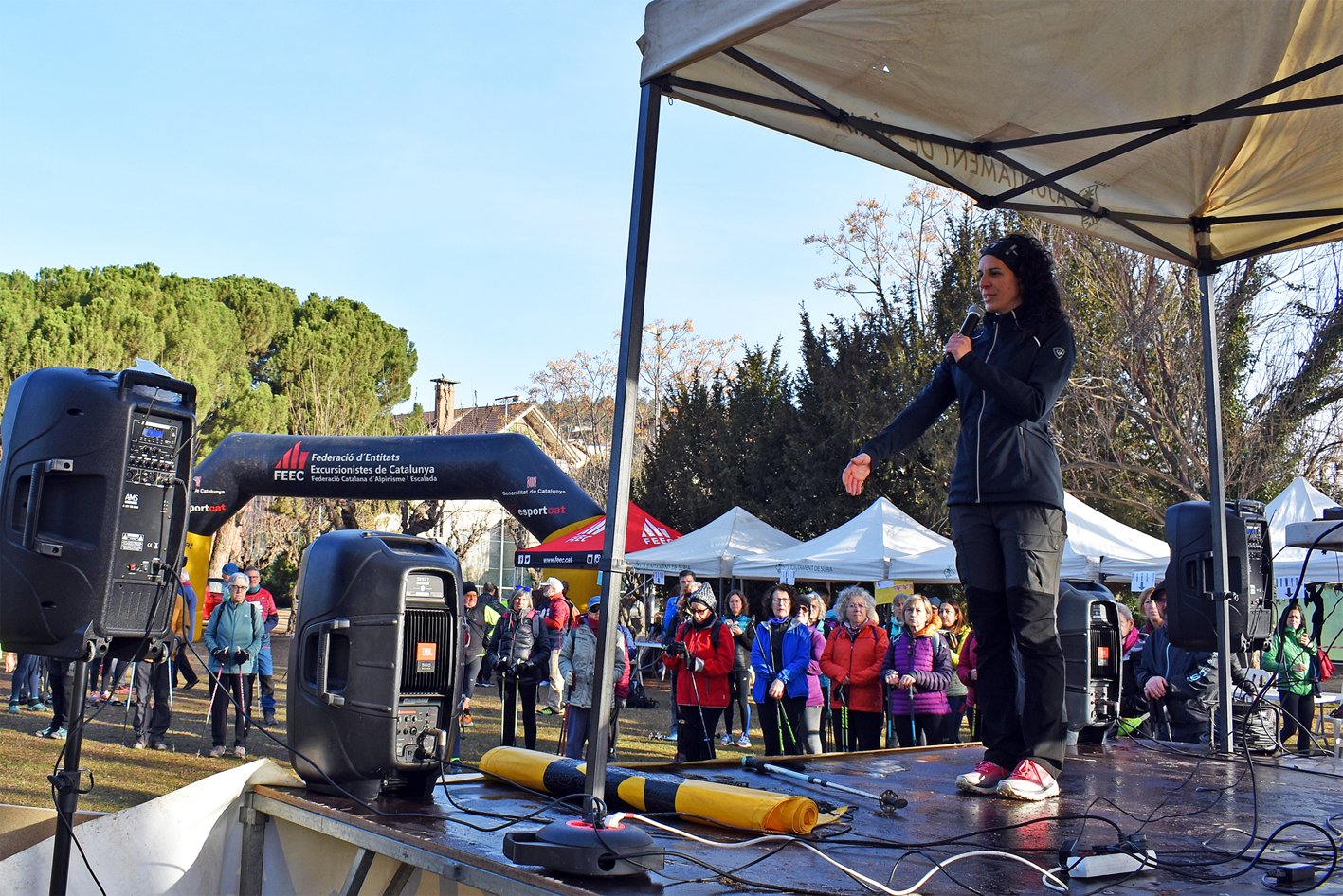 Sessió de formació i escalfament, prèvia a la sortida de la 1a Marxa Nòrdica Vila de Súria, al Parc Municipal Macary i Viader.