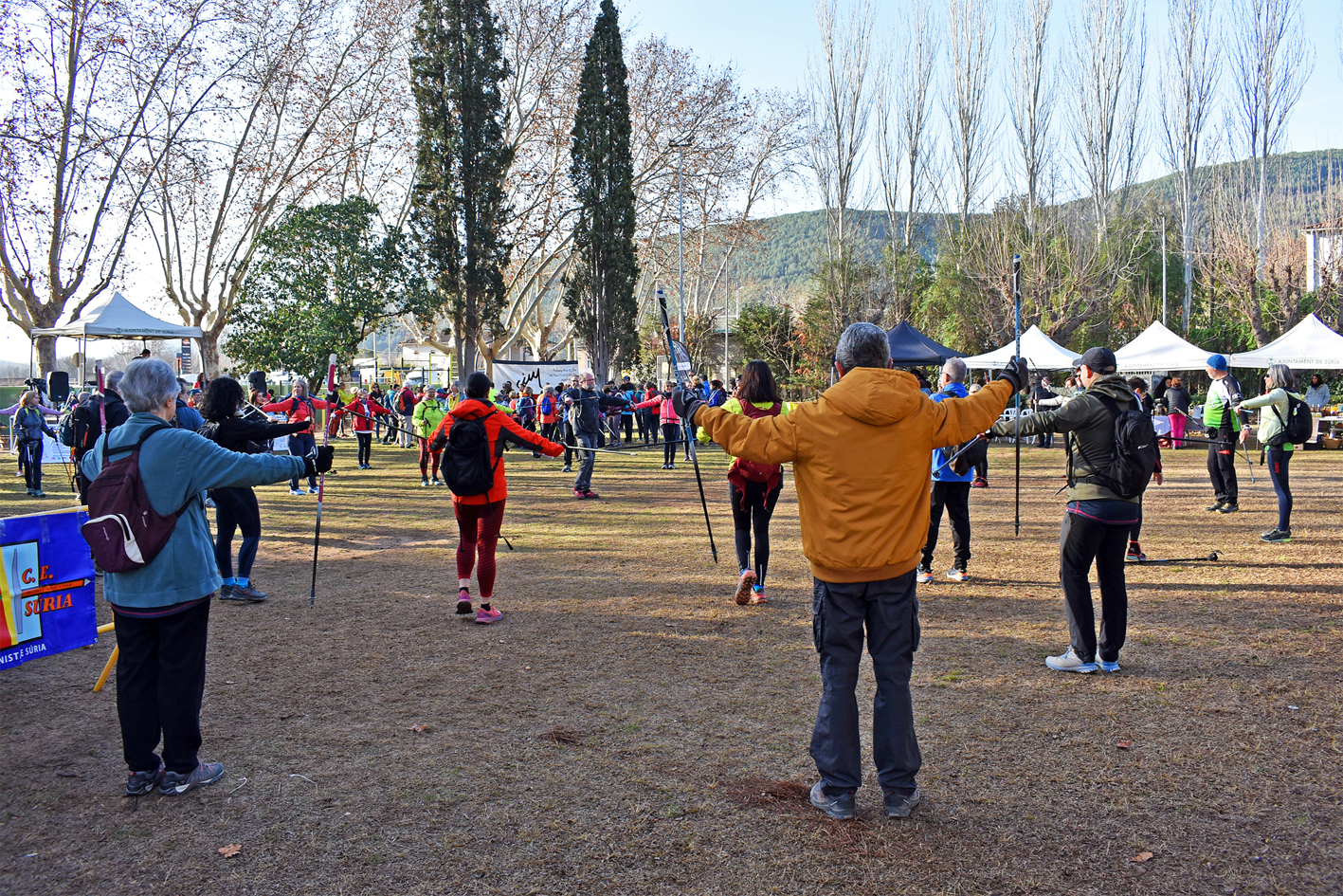 Sessió de formació i escalfament, prèvia a la sortida de la 1a Marxa Nòrdica Vila de Súria, al Parc Municipal Macary i Viader.