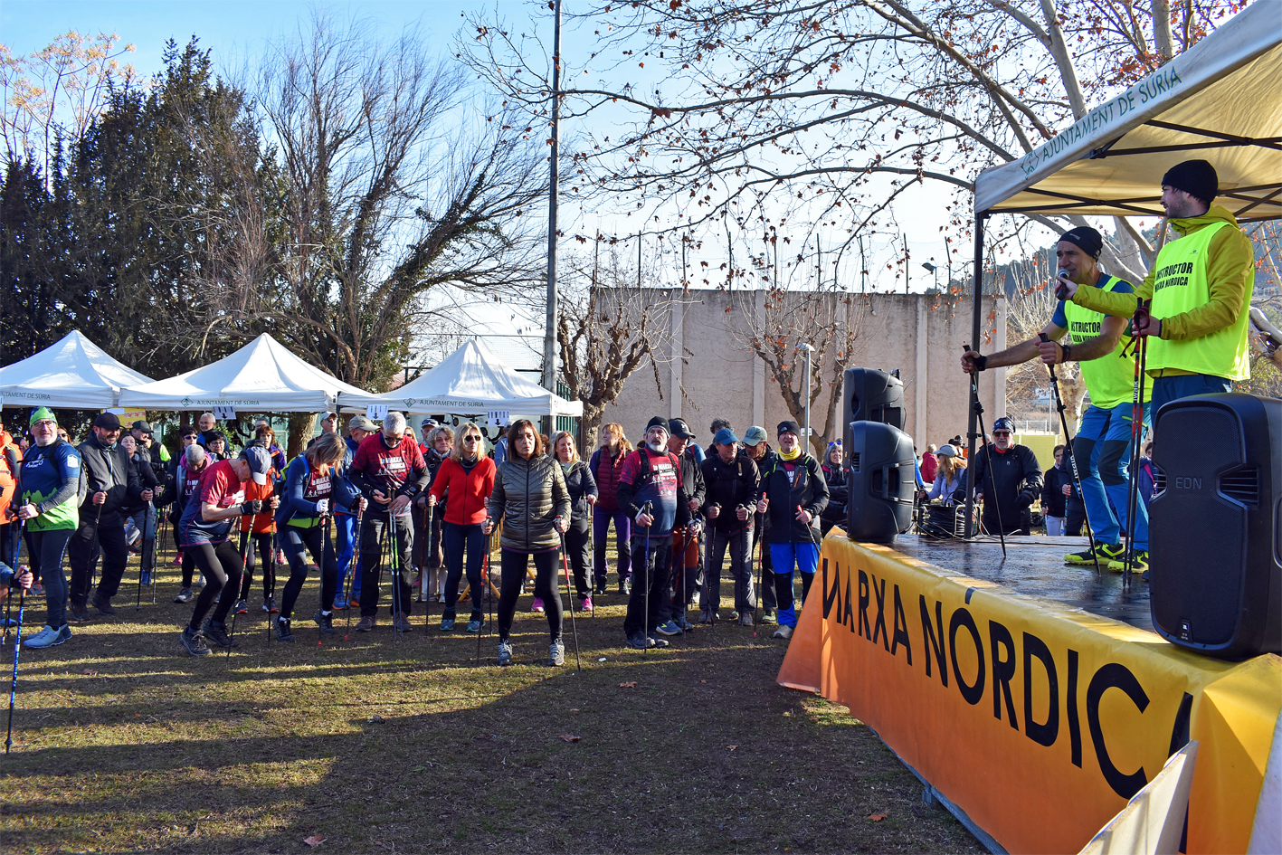 Sessió de formació i escalfament, prèvia a la sortida de la 1a Marxa Nòrdica Vila de Súria, al Parc Municipal Macary i Viader.