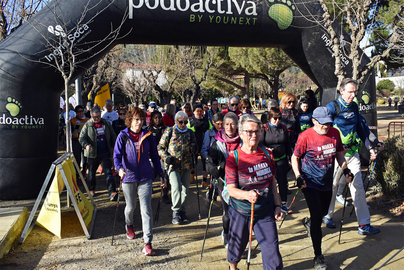 Sessió de formació i escalfament, prèvia a la sortida de la 1a Marxa Nòrdica Vila de Súria, al Parc Municipal Macary i Viader.