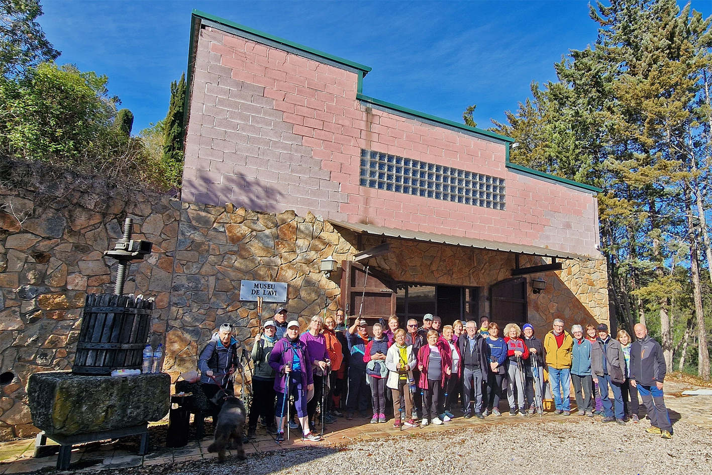 Divendres 1 de marÃ§ de 2024 - Foto de grup de les persones participants en la caminada a Costafreda, dins de la 3a Escola de Salut de SÃºria (foto: Centre Excursionista).