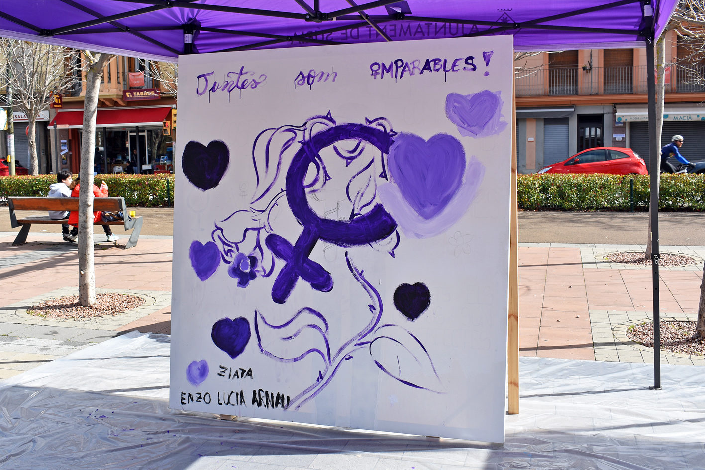 Curs 2023-24 - Mural del Consell Municipal dels Infants a la plaÃ§a de Sant Joan, dins del programa del Dia Internacional de la Dona.