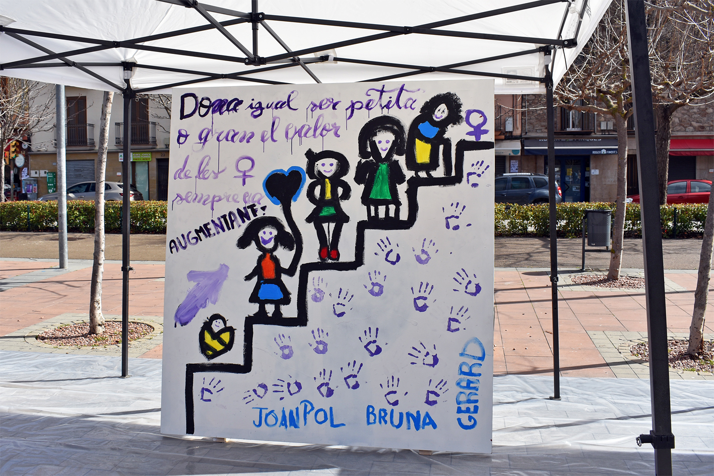 Curs 2023-24 - Mural del Consell Municipal dels Infants a la plaÃ§a de Sant Joan, dins del programa del Dia Internacional de la Dona.