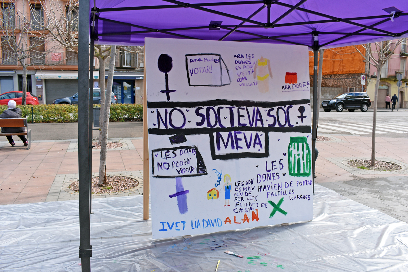 Curs 2023-24 - Mural del Consell Municipal dels Infants a la plaÃ§a de Sant Joan, dins del programa del Dia Internacional de la Dona.